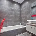 Apartament Modern Large 200sqm 5 Bedroom In The Heart Of