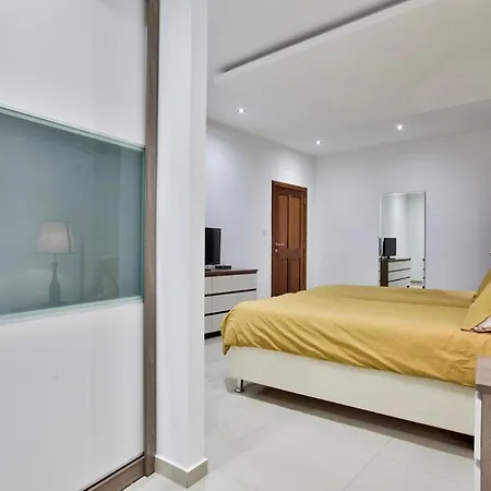 Apartment Modern 200sqm 4 Bedroom With Side Sea View Sleeps 11