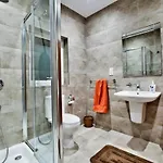 Апартаменты Modern Large 200sqm 5 Bedroom In The Heart Of