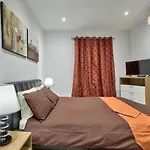 Апартаменты Modern Large 200sqm 5 Bedroom In The Heart Of Слима