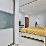 Апартаменты Modern Large 200sqm 5 Bedroom In The Heart Of