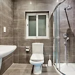 Modern Large 200sqm 5 Bedroom In The Heart Of *
