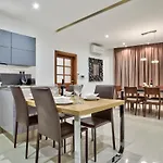 Modern Large 200sqm 5 Bedroom In The Heart Of