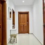 Modern Large 200sqm 5 Bedroom In The Heart Of