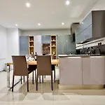 Modern Large 200sqm 5 Bedroom In The Heart Of *