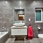 Апартаменты Modern Large 200sqm 5 Bedroom In The Heart Of