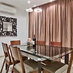 Modern Large 200sqm 5 Bedroom In The Heart Of
