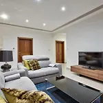 Апартаменты Modern Large 200sqm 5 Bedroom In The Heart Of
