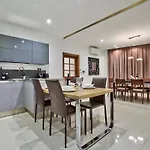 Modern Large 200sqm 5 Bedroom In The Heart Of *