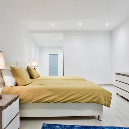 Modern 200sqm 4 Bedroom With Side Sea View Sleeps 11 *