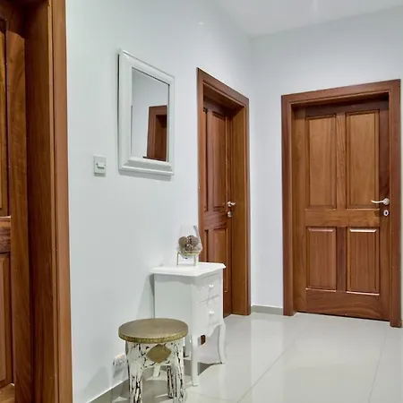 Modern 200sqm 4 Bedroom With Side Sea View Sleeps 11 * Sliema