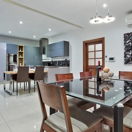 Apartment Modern 200sqm 4 Bedroom With Side Sea View Sleeps 11