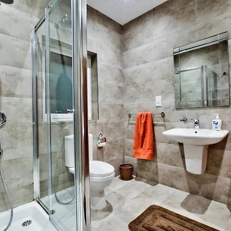 Apartment Modern 200sqm 4 Bedroom With Side Sea View Sleeps 11