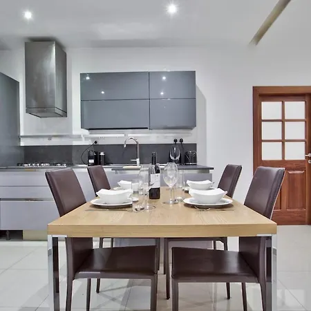 Modern 200sqm 4 Bedroom With Side Sea View Sleeps 11 Sliema