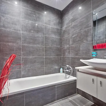 Apartman Modern 200sqm 4 Bedroom With Side Sea View Sleeps 11