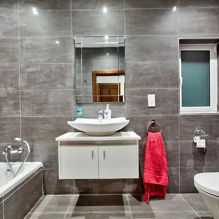 Apartment Modern 200sqm 4 Bedroom With Side Sea View Sleeps 11